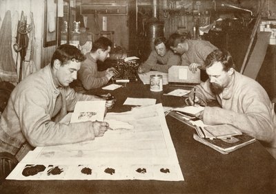 Prace zimowe Od lewej do prawej — Debenham, Cherry-Garrard, Bowers, Evans, Taylor, c1911, 1913 autorstwa Herbert Ponting
