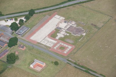Rzymskie łaźnie miejskie Wroxeter, Shropshire, 2015. autorstwa Historic England