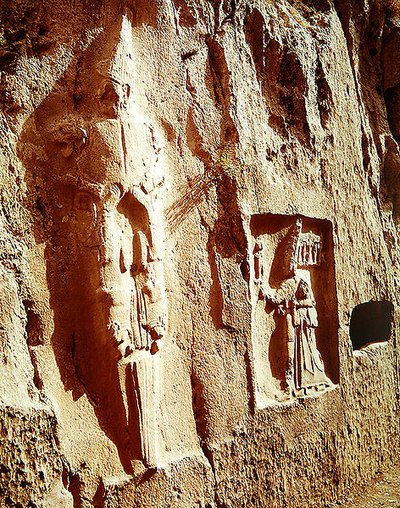 Bóg Miecza i Tudhaliya IV w objęciach Boga autorstwa Hittite