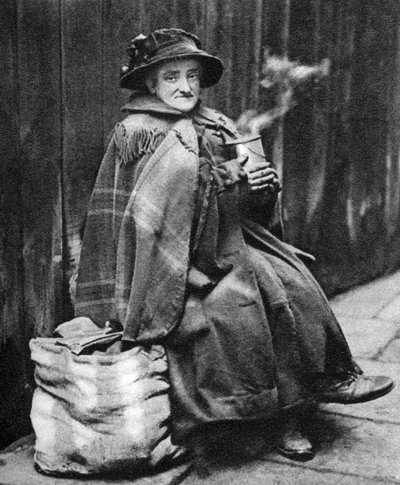 Stara kobieta, tył Fleet Street, Londyn, 1926-1927 autorstwa Hoppe