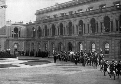 Procesja pogrzebowa królowej Wiktorii opuszcza Osborne House, Isle of Wight, 1 lutego 1901 r. autorstwa Hughes and Mullins