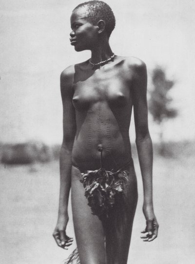 Afryka: Dziewczynka Djur, Sudan (zdjęcie czarno-białe) autorstwa Hugo Adolf Bernatzik
