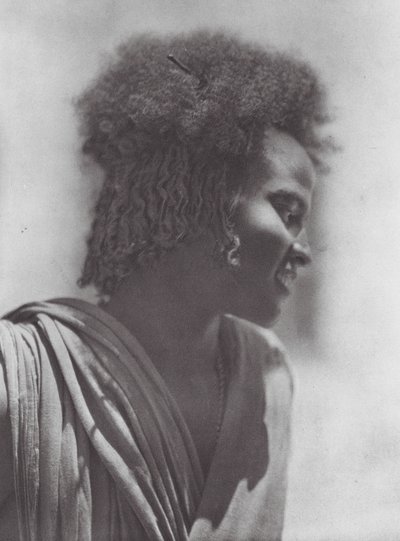Afryka: Młodzież z Hadendoa, wschodni Sudan (zdjęcie czarno-białe) autorstwa Hugo Adolf Bernatzik