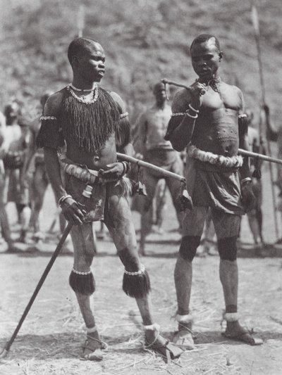 Afryka: Tancerze Nuba (zdjęcie czarno-białe) autorstwa Hugo Adolf Bernatzik