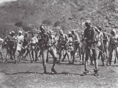 Afryka: Taniec grzechotki Nuba (zdjęcie czarno-białe) autorstwa Hugo Adolf Bernatzik