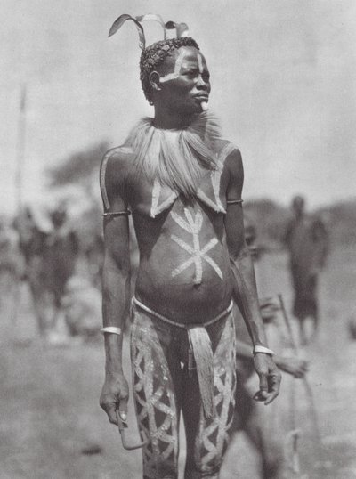 Afryka: Kobieta Nuba z ozdobą świąteczną (zdjęcie czarno-białe) autorstwa Hugo Adolf Bernatzik