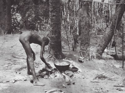 Afryka: Nuer gotujący mięso krokodyla (zdjęcie czarno-białe) autorstwa Hugo Adolf Bernatzik