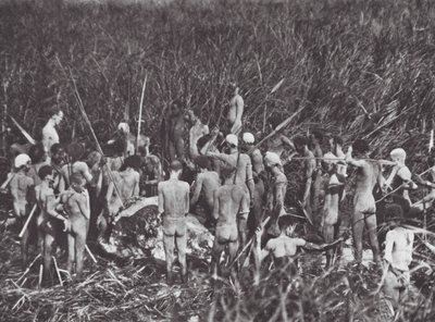 Afryka: Łowcy Nuerów z ciałem słonia (zdjęcie czarno-białe) autorstwa Hugo Adolf Bernatzik