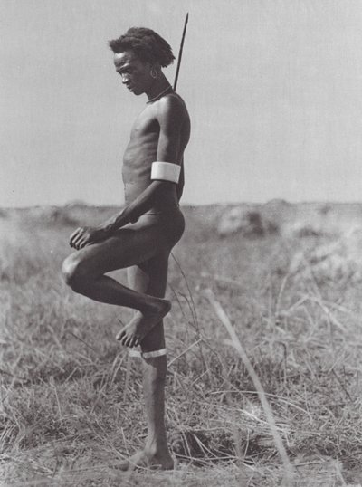 Afryka: Nuer, pozycja spoczynkowa (zdjęcie czarno-białe) autorstwa Hugo Adolf Bernatzik
