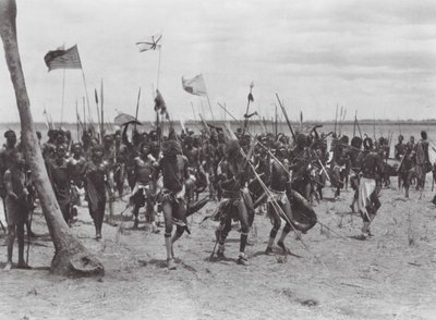 Afryka: Ceremonia pogrzebowa Shilluk w pobliżu Tonga (zdjęcie czarno-białe) autorstwa Hugo Adolf Bernatzik