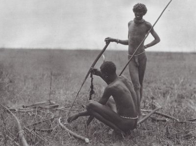 Afryka: Wojownicy Shilluk odpoczywają (zdjęcie czarno-białe) autorstwa Hugo Adolf Bernatzik