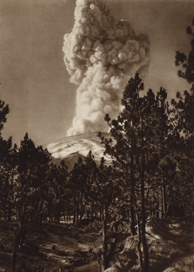 Meksyk: erupcja Popocatepetl widziana z Tlamacas (zdjęcie czarno-białe) autorstwa Hugo Brehme