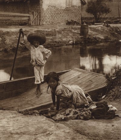 Meksyk: Ixtacalco, dzieci Indian piorące ubrania, D F (zdjęcie czarno-białe) autorstwa Hugo Brehme