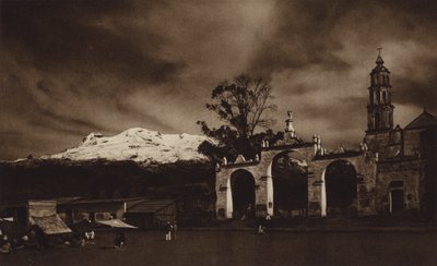 Meksyk: Iztaccihuatl widziany z Amecameca (zdjęcie czarno-białe) autorstwa Hugo Brehme