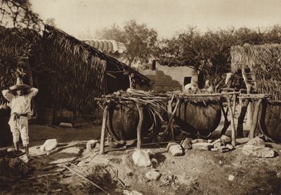 Meksyk: Mezcal, Destilleria de aguardiente (zdjęcie czarno-białe) autorstwa Hugo Brehme