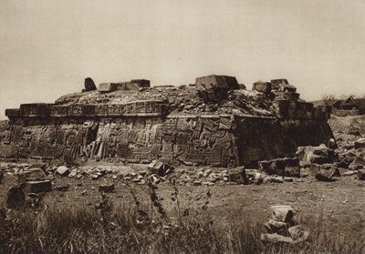 Meksyk: Piramida Xochicalco, przed renowacją (zdjęcie czarno-białe) autorstwa Hugo Brehme