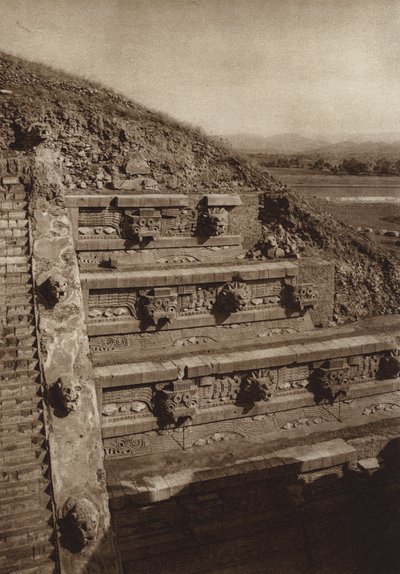 Meksyk: San Juan Teotihuacan, kamienne rzeźby na zachodniej fasadzie piramidy Quetzalcouatl, piramida w centrum Cytadeli (zdjęcie czarno-białe) autorstwa Hugo Brehme