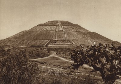 Meksyk: San Juan Teotihuacan, fasada zachodnia (zdjęcie czarno-białe) autorstwa Hugo Brehme