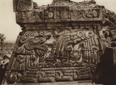 Meksyk: Xochicalco, część piramidy z wężem i hieroglifami (zdjęcie czarno-białe) autorstwa Hugo Brehme