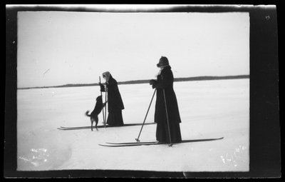 Blenda i Elsa Simberg na nartach, także Balu na wycieczce narciarskiej autorstwa Hugo Simberg