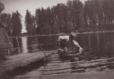 Dzieci pływające na łodzi zabawowej na Niemenlaucie autorstwa Hugo Simberg