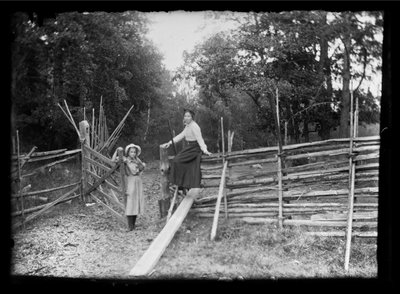 Lilli i Elsa Simberg na werandzie przy drodze Niskapohja autorstwa Hugo Simberg
