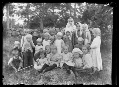 Miejscowe dzieci i dzieci z Dworu Niemenlauta autorstwa Hugo Simberg