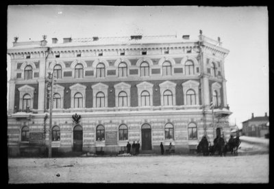 Vyborg apteekintalo na placu Czerwonej Fontanny autorstwa Hugo Simberg