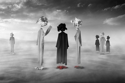 Surrealistyczne postacie z pustyni autorstwa Hussain Buhligaha