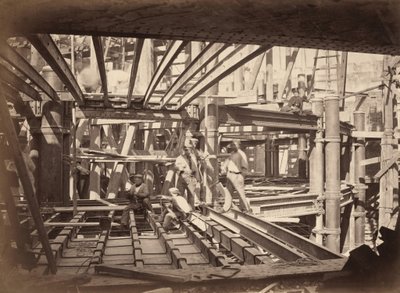 Robotnicy na dźwigarach audytorium, Nowa Opera Paryska autorstwa Hyacinthe César Delmaet and Louis Émile Durandelle