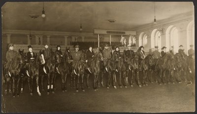 Zawody jeździeckie w Milchailovsky Manege (szkoła jeździecka) St. Petersburg: runda kobiet. autorstwa Iakob Vladimirovich Shteinberg