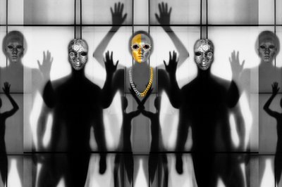 Surrealistyczne postacie w maskach autorstwa Igor Shrayer