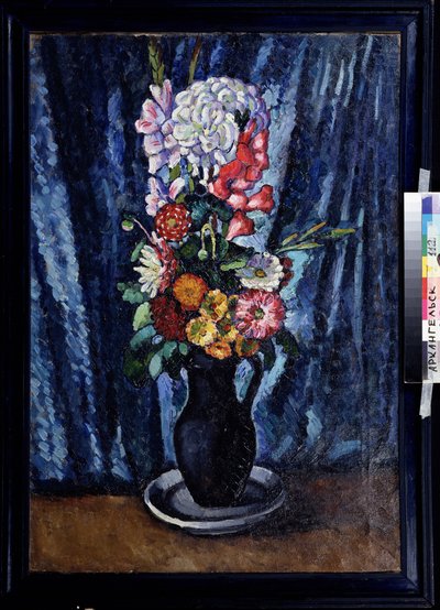 Bukiet kwiatów w dzbanku przed niebieskim tłem. (Bukiet Kwiatów W Czarnym Dzbanku Na Niebieskim Tle). Malarstwo Ilyi Ivanovich Mashkov (Ilia Mashkov, Matchkov) (1881-1944), olej na płótnie 1916. Sztuka rosyjska, martwa natura z początku XX wieku. Region autorstwa Ilya Ivanovich Mashkov