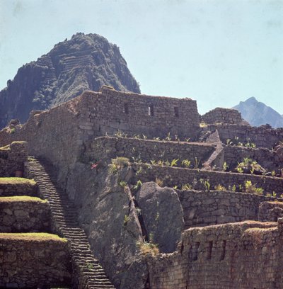 Ruiny tarasowych budynków cytadeli w Machu Picchu autorstwa Incan
