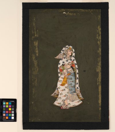 Stojąca kobieta w białym sari w kwiecisty wzór, płaszczu we wzór pawich piór autorstwa Indian School