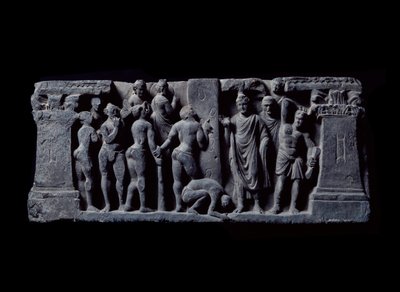 Sztuka Gandhary (lub grecko-buddyzm): „”Łucznicy Devadatta atakują Gautamę”” (łucznicy Devatty atakują Gautamę Buddę) Relief of the Gandhara School - II-IV wiek - Muzeum Indii, Kalkuta, Indie autorstwa Indian School