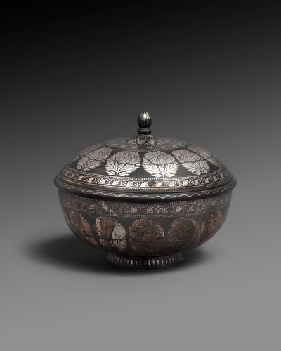 Misa i pokrywa ze stopu metali inkrustowane srebrem, każda z pasem naturalistycznych kwiatów, 1700-1899 autorstwa Indian School