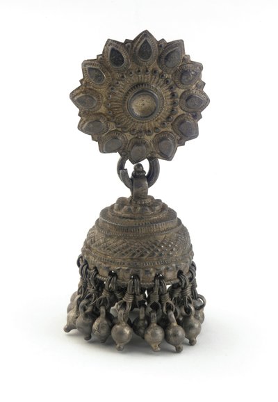 Kolczyk (jhumka) (srebrny) autorstwa Indian School