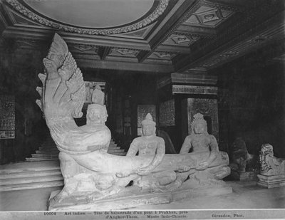 Głowica balustrady, pierwotnie z mostu w Prakhan, Angkor-Thom autorstwa Indian School