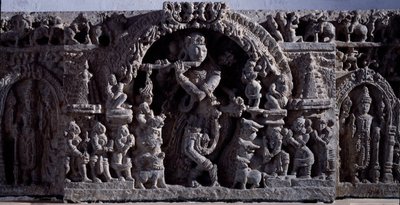 Hinduizm: „”Kryszna lub Wenugopala, mistrz fletowych krów””” Rzeźba z czarnego kamienia, część środkowa (Krishna jako Wenugopala) XII wiek (XII wiek) z Halebidu, Mysore - Kalkuta, muzeum indyjskie autorstwa Indian School