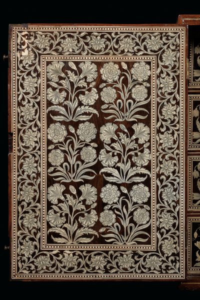 Szafka Mughal, Gujarat lub Sindh, Indie Zachodnie (drewno inkrustowane kością słoniową) autorstwa Indian School