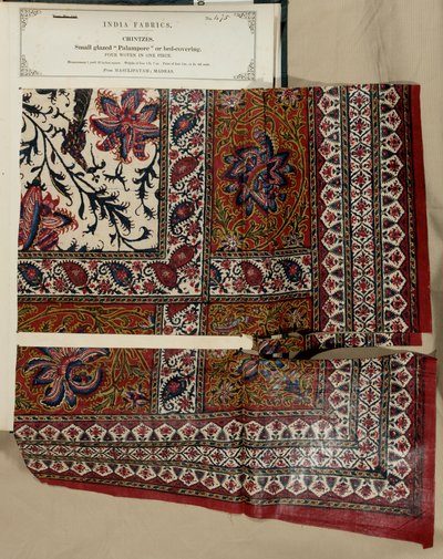 Mały oszklony palampore lub próbka nakrycia łóżka z Masulipatam w Madrasie, z The Collection of the Textile Manufacturers of India, Johna Forbesa Watsona, opublikowanej w 1866 r. autorstwa Indian School
