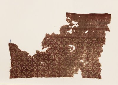 Fragment tekstylny z zazębiającymi się spiralami autorstwa Indian School