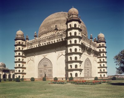 Widok na Gol Gumbaz, mauzoleum Mohammeda Adila Szacha II (1627-57) zbudowane w 1659 r. autorstwa Indian School