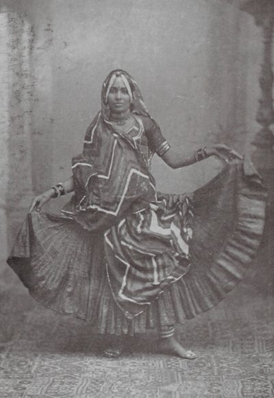 Bombaj: indyjski taniec w spódnicy (zdjęcie czarno-białe) autorstwa Indian photographer