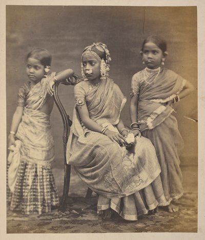 Grupa dzieci z Madrasu, pokazująca sposób noszenia biżuterii, ok. 1870 r. (zdjęcie w sepii) autorstwa Indian photographer