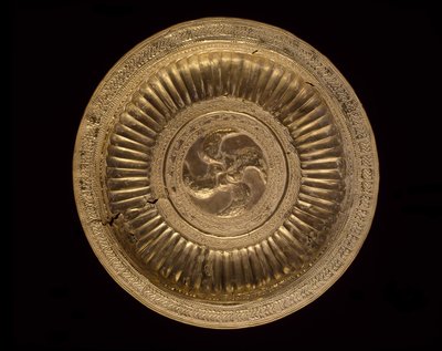 Dish Pectoral, ludy Moluków XIX w. (prawdopodobnie wcześniej) (złoto) autorstwa Indonesian School