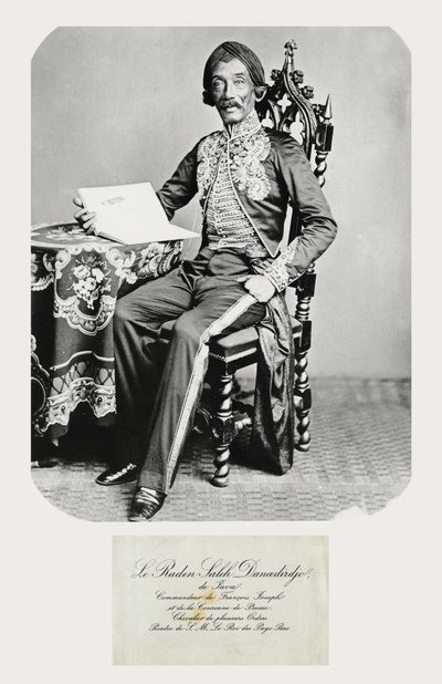 Portret Radena Saleha i jego wizytówki, ok. 1850-70 (zdjęcie i rycina bw) autorstwa Indonesian School
