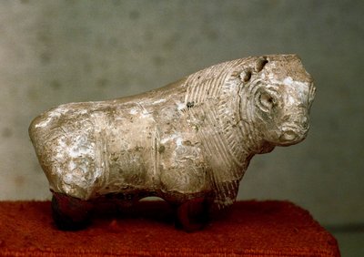 Cywilizacja Doliny Indusu (5000 pne): byk. Figurka z terakoty z Mohenjo-daro (Mohenjo daro) (Pakistan), 2400 pne. Karaczi, Muzeum Narodowe, Pakistan autorstwa Indus Valley Civilization