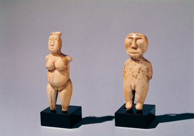 Dwie statuetki mężczyzny i kobiety z Cieśniny Beringa autorstwa Inuit School